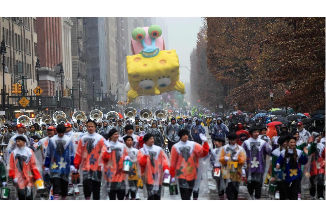 Ballons und Tanzgruppen in den Straßen New Yorks Viele Menschen laufen trotz des schlechten Wetters bei der Thanksgiving-Parade mit.