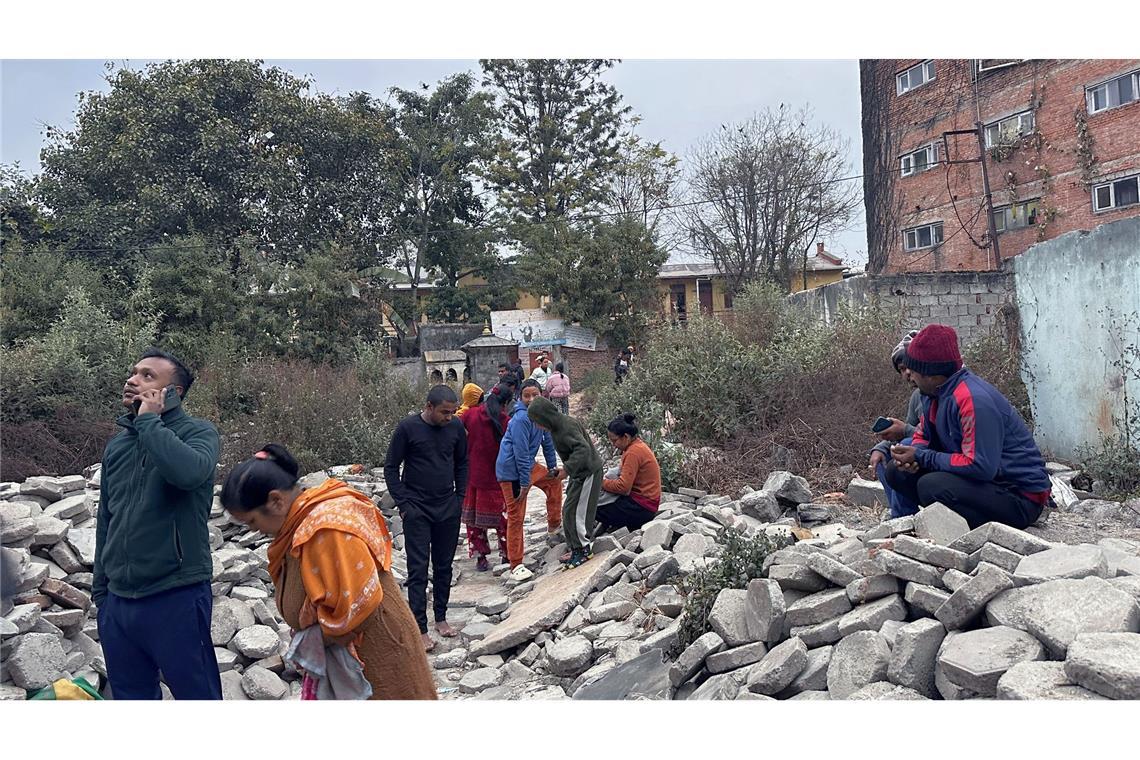 Erdbeben am Mount Everest: Zahl der Toten steigt auf 95 Viele Menschen liefen aufgeschreckt auf die Straßen.