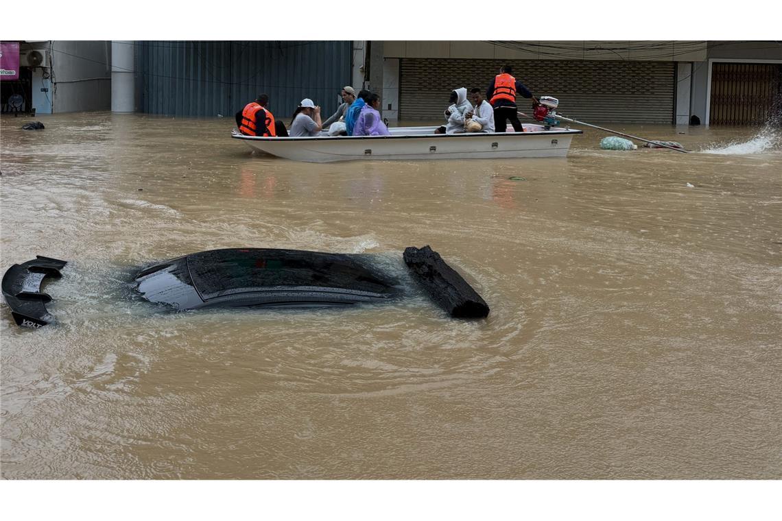 Viele Menschen sind nur noch mit Booten erreichbar.