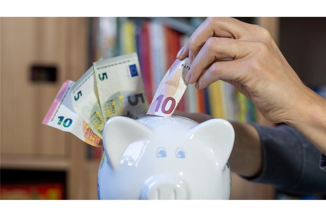 Viele Menschen sparen regelmäßig, am beliebtesten sind Tagesgeld und Festgeld. (Symbolbild)