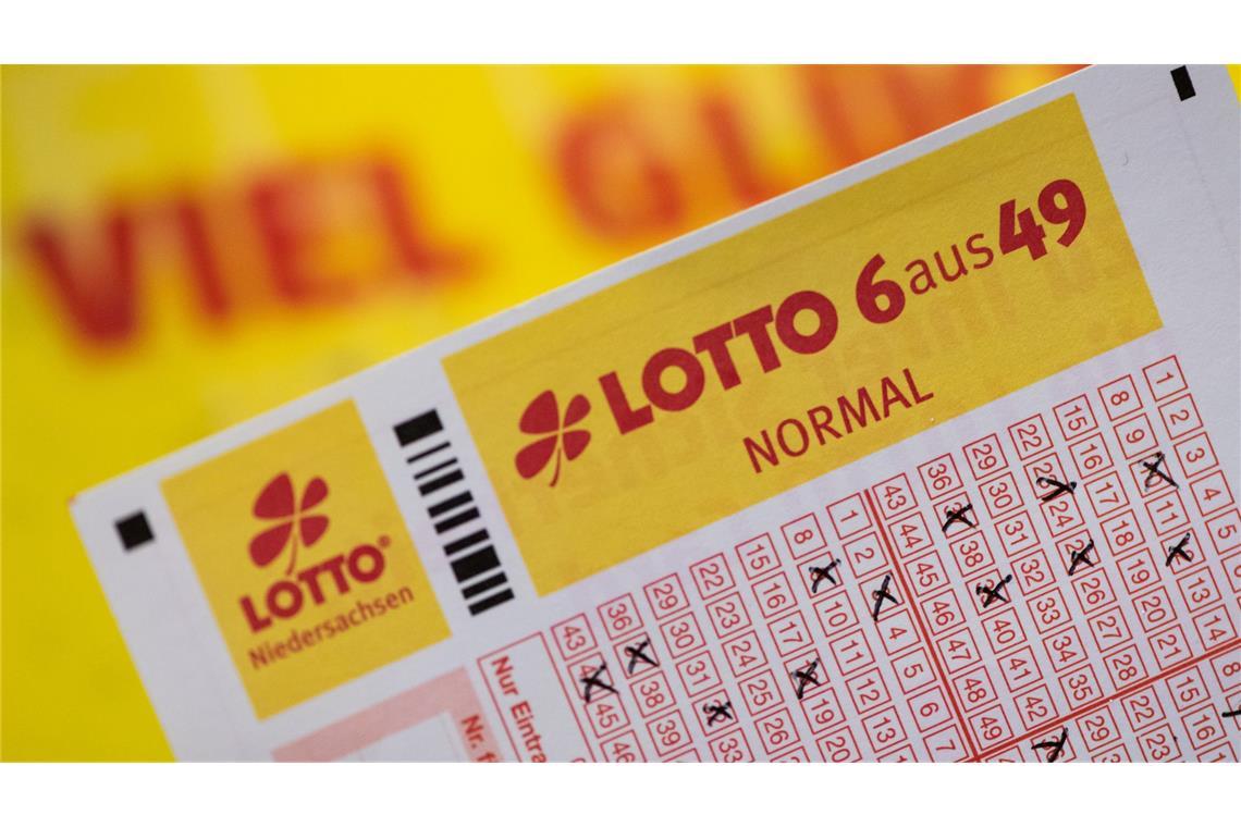 Lotto-Bilanz: 193 Millionengewinne im Jahr 2024 Viele Menschen spielen Lotto - im vergangenen Jahr lag der Einsatz bei mehr als 8,5 Milliarden Euro. (Archivbild)