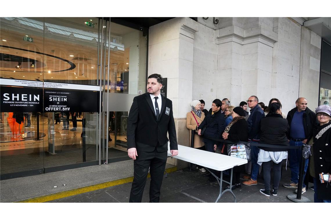 Viele Menschen standen vor der Eröffnung stundenlang Schlange.