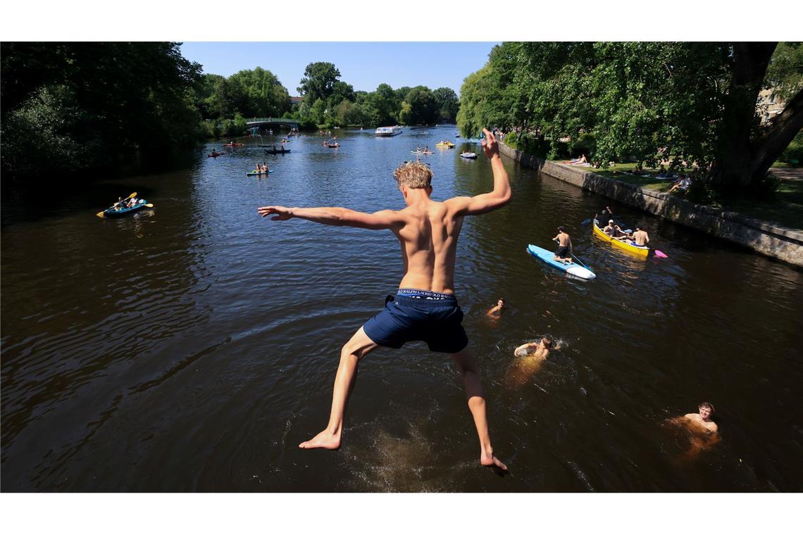 Höchste Temperatur des Tages in Baden-Württemberg gemessen Viele Menschen suchten am Samstag Abkühlung.