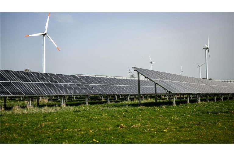 Viele Menschen verbinden die Energiewende der Umfrage zufolge tendenziell eher mit Risiken als mit Chancen. (Symbolbild)