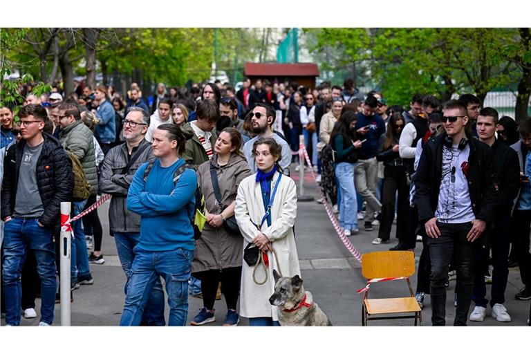 Viele Menschen warten vor einem Wahllokal in Budapest, um ihre Stimme abzugeben.