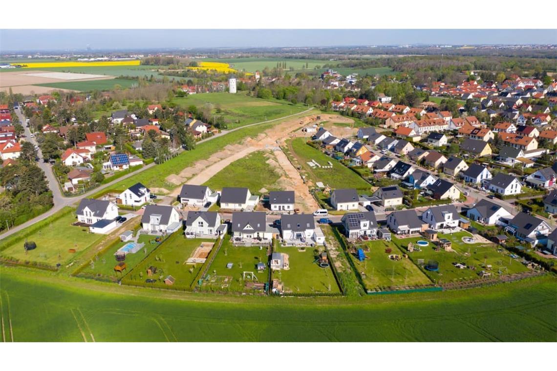 Viele neue Häuser: Wozu sollen junge Familien heute teuer bauen, wenn sie morgen vielleicht das alte Haus eines Boomers kaufen können?
