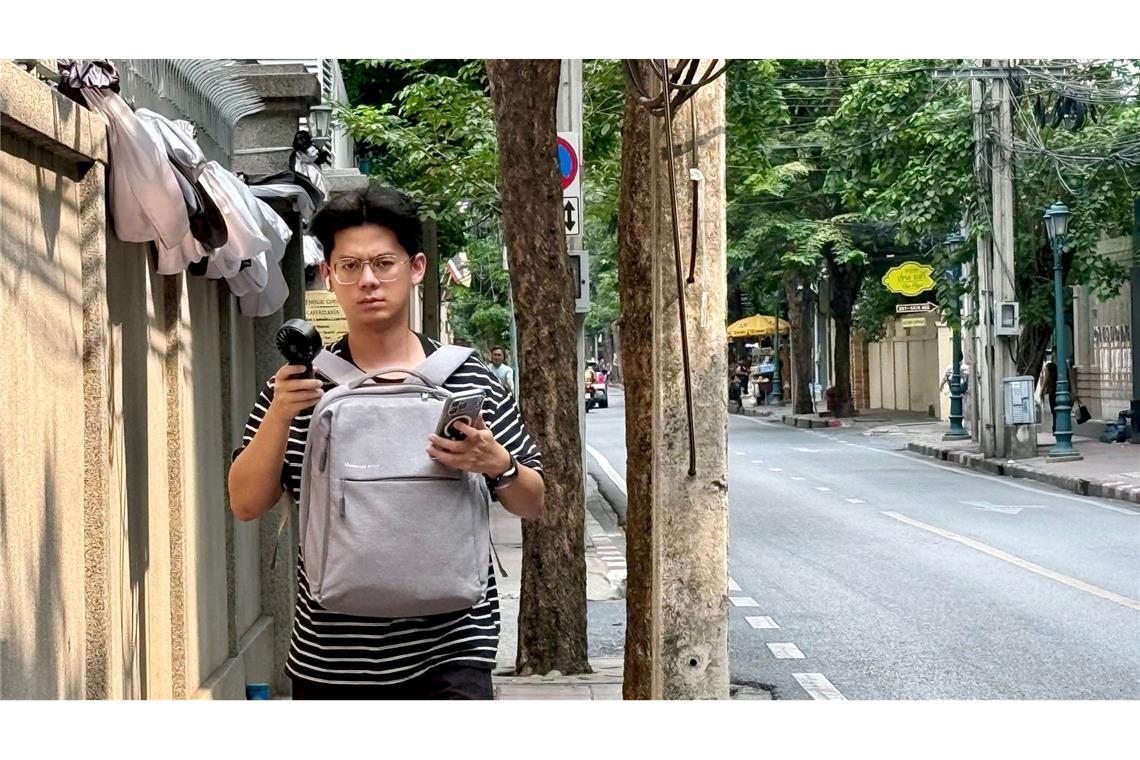 Viele nutzen Handventilatoren, um sich die Hitze auszuhalten.