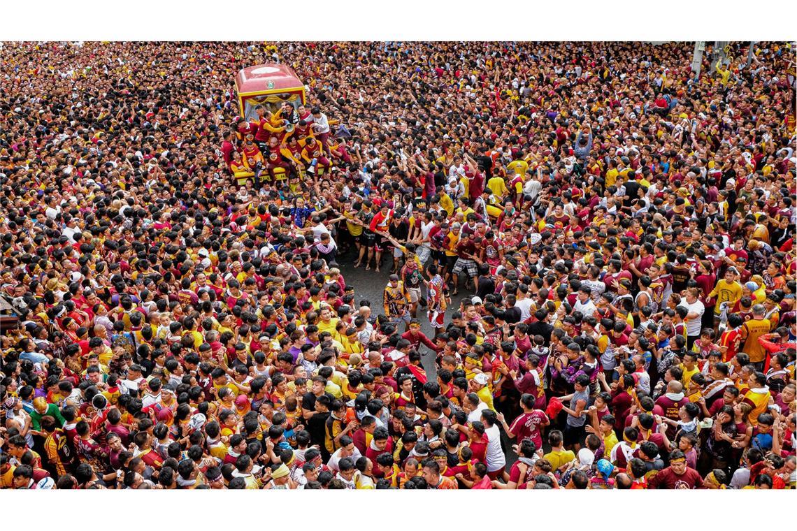 Millionen Gläubige huldigen dem Schwarzen Nazarener Viele Philippiner glauben, dass die 400 Jahre alte Figur des Schwarzen Nazareners Wunder vollbringen kann. Das Mega-Event findet traditionell am 9. Januar statt.