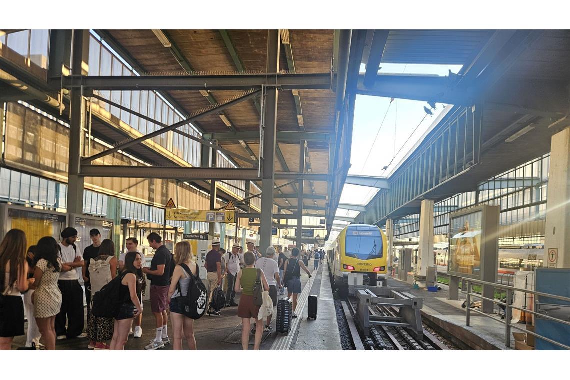 Viele Reisende waren am Dienstagabend am Hauptbahnhof gestrandet.