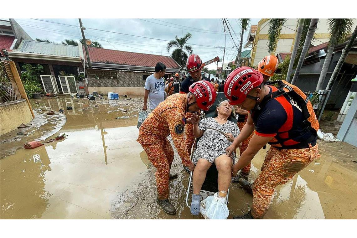 Viele Rettungskräfte versuchten, den Menschen zu helfen.