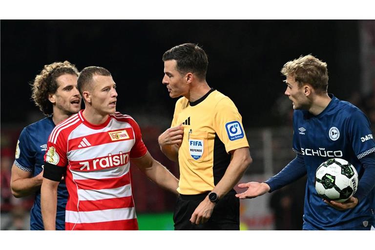 Viele Schiedsrichter, hier Harm Osmers, standen in der zweiten Pokal-Runde im Fokus.
