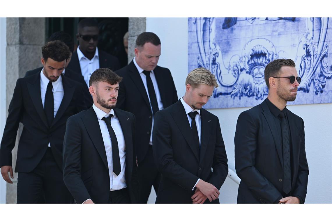 Fußballstars nehmen Abschied von Diogo Jota und Bruder André Viele seiner früheren Weggefährten beim FC Liverpool kamen in Jotas Heimatstadt.