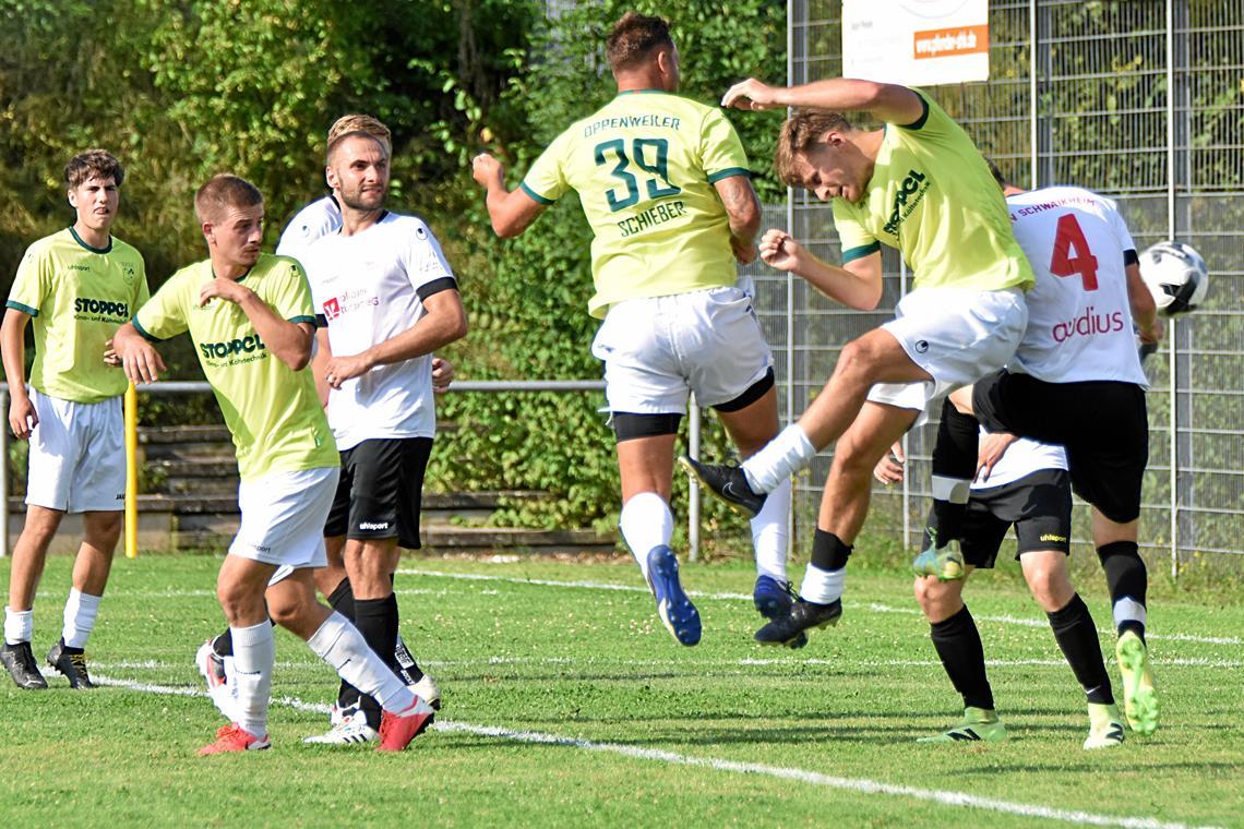 Fußball-Bezirksliga: Allmersbach siegt, Oppenweiler schafft einen Teilerfolg Viele springen und schauen, doch Julian Schieber (Nummer 39) behält den Überblick und köpft für die SGOS das 1:1. Foto: Tobias Sellmaier