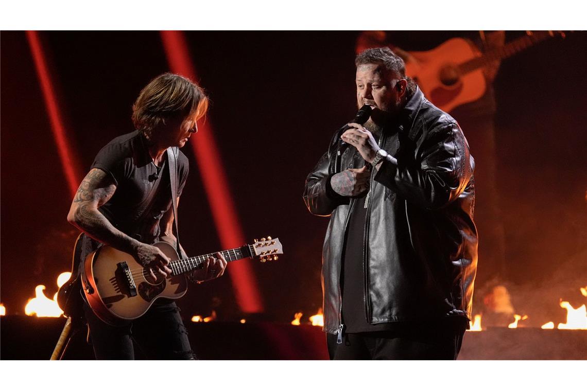 Morgan Wallen holt Country-Preis als Entertainer des Jahres Viele Stars stehen bei der Vergabe der CMA-Preise auf der Bühne, darunter Keith Urban (l.) und Jelly Roll.