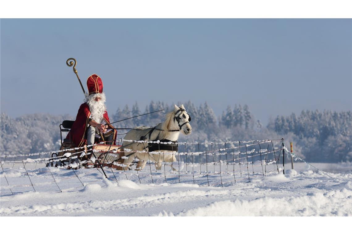 Leise rieselt der Schnee? - Weiße Weihnachten immer seltener Viele stellen sich ideale Weihnachten so vor: Drinnen leuchtet der Baum, draußen türmt sich der Schnee. (Archivbild)
