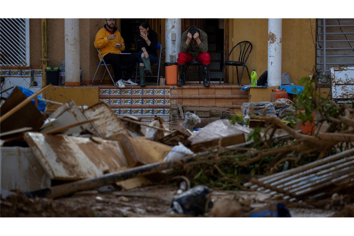 78 Vermisste nach Jahrhundertflut in Spanien - Neue Unwetter Viele Straßen sind noch unbefahrbar.