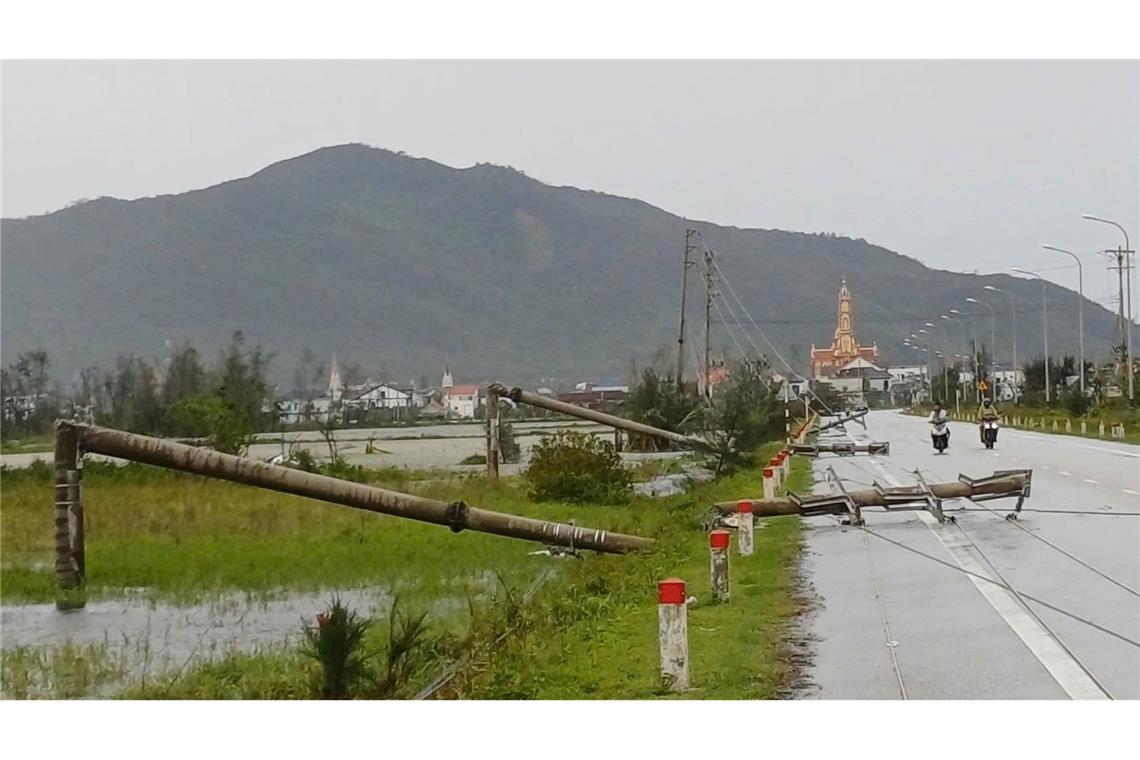 Nach Philippinen jetzt Vietnam: Tote bei Sturm "Bualoi" Viele Strommasten knickten in dem Sturm um.