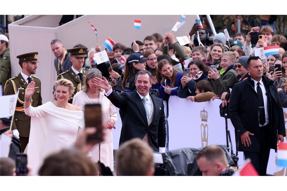 "Guillaume!" - Luxemburg feiert neuen Großherzog Viele tausend Menschen jubeln dem neuen großherzoglichen Paar zu