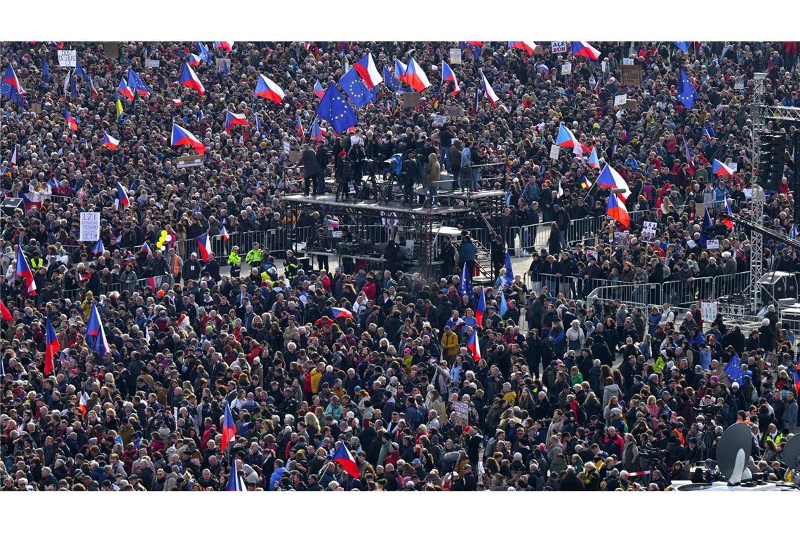 Viele tschechische Fahnen sind zu sehen.