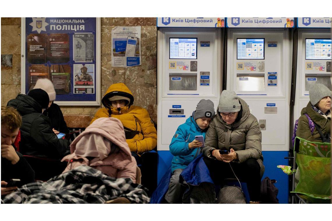 Warum ein weiteres Sanktionspaket der EU der Ukraine nicht wirklich hilft Viele Ukrainer suchen fast jede Nacht Schutz in U-Bahn-Stationen vor dem russischen Bombenterror.