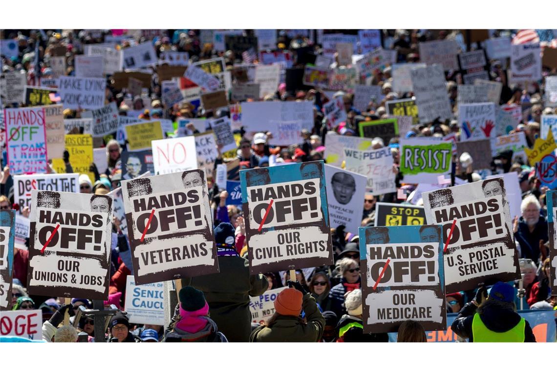 Tausende demonstrieren in den USA gegen Trump Viele US-Bürger machen sich Sorgen um die Demokratie in ihrem Land.