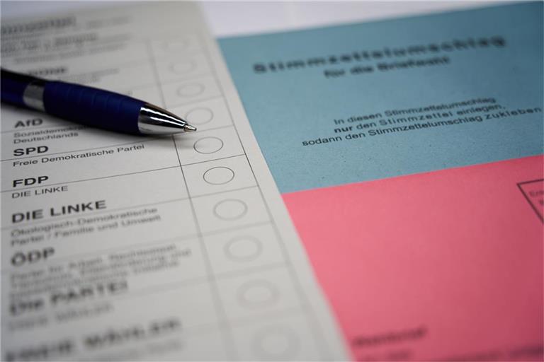 Viele Wählende sind noch unentschlossen. Der Real-O-Mat will helfen und für mehr Transparenz sorgen. (Symbolbild eines Wahlzettels von 2021)