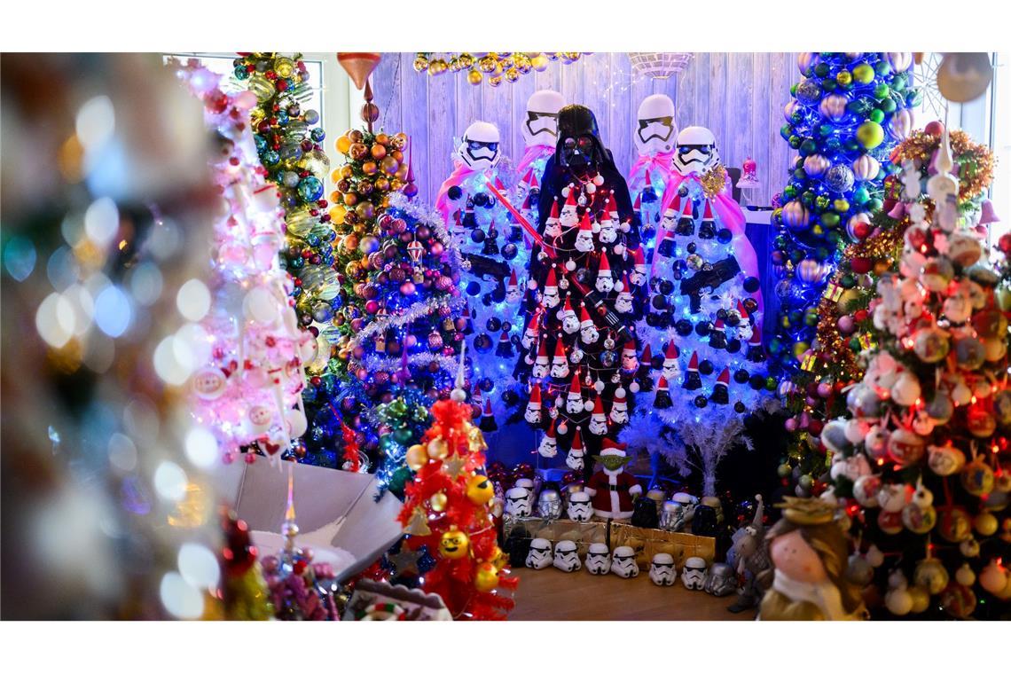 Viele Weihnachtsbäume wurden zu verschiedenen Mottos wie zum Beispiel "Star Wars" geschmückt.