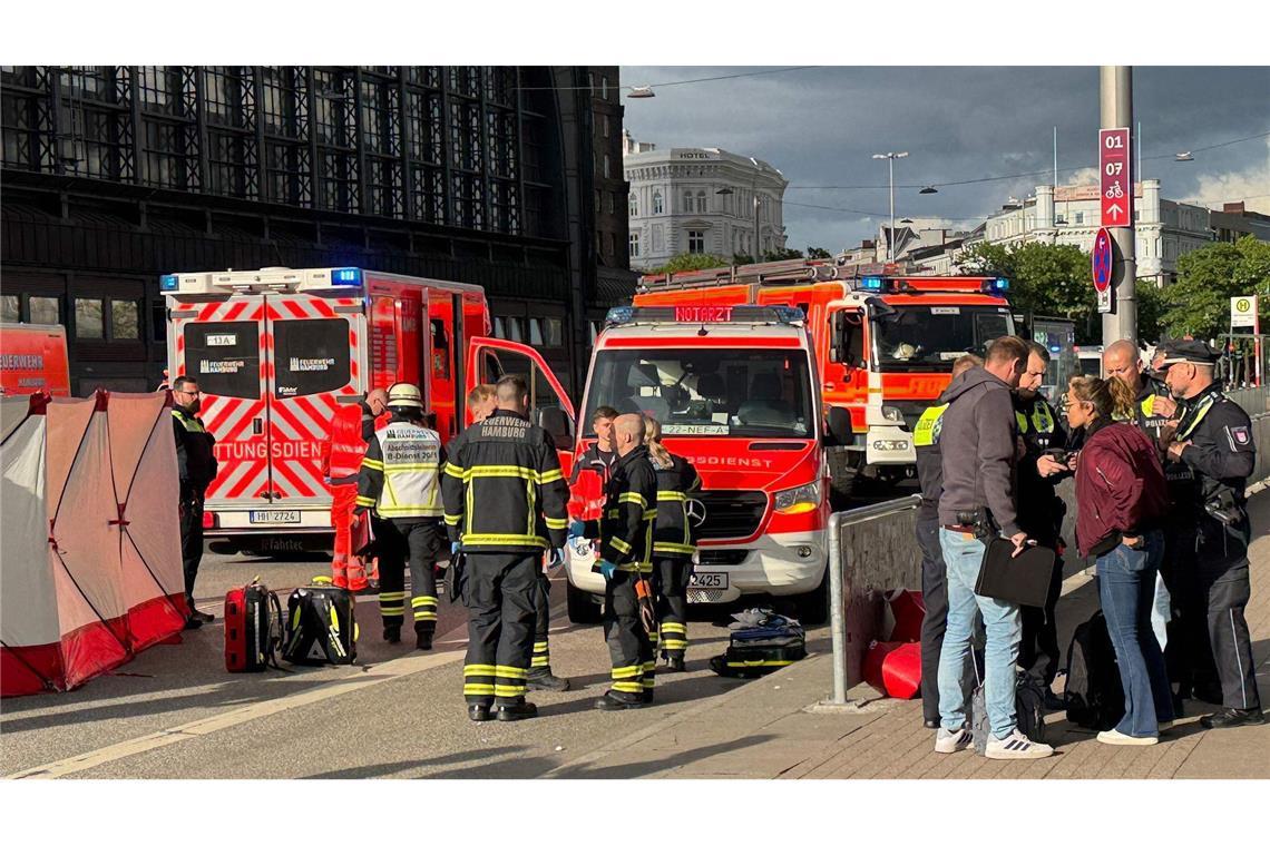 Polizei: Verletzte in stabilem Zustand Viele weitere Verletzte werden vor Ort versorgt..
