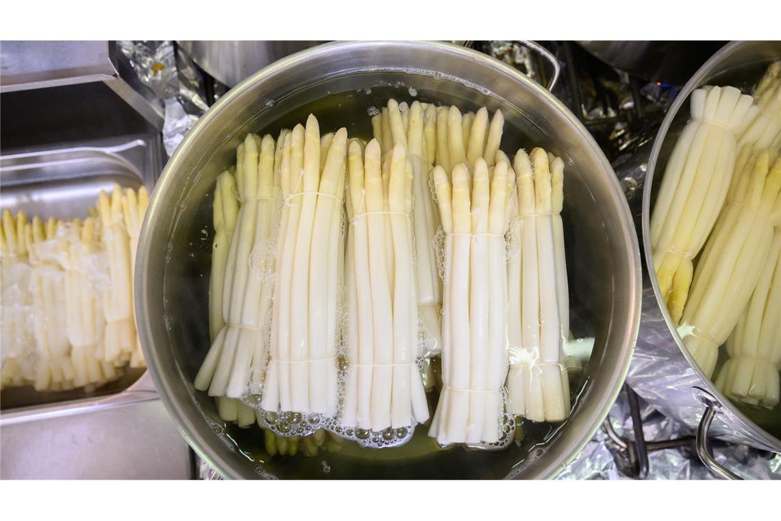 Jeder Vierte mag keinen Spargel Vielen Deutschen läuft das Wasser im Mund zusammen, wenn sie gekochten weißen Spargel sehen. (Archivbild)