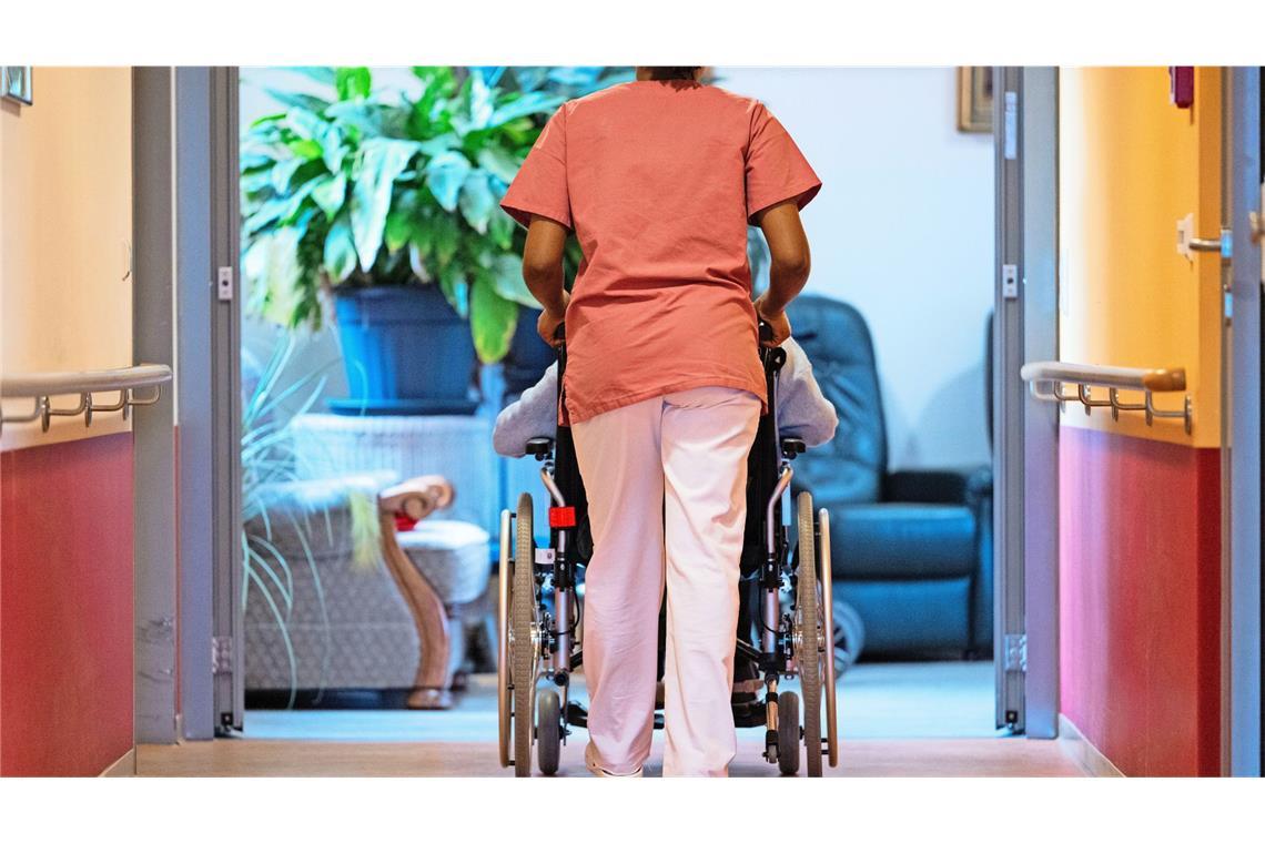 Vielen Menschen in Deutschland bereitet der Eigenanteil für die Pflege im Heim Sorgen (Symbolfoto).