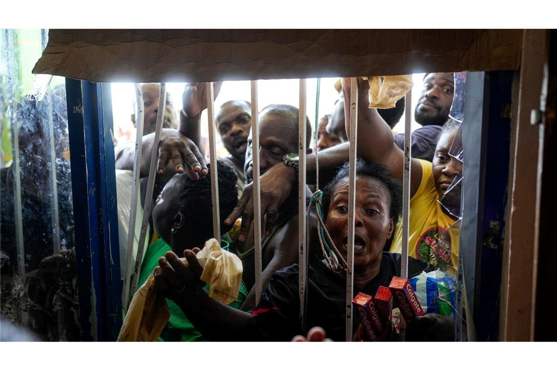 Hurrikan "Melissa": Steigende Opferzahl und erste Hilfsflüge Vielen Menschen müssen ohne Vorräte und Strom ausharren.