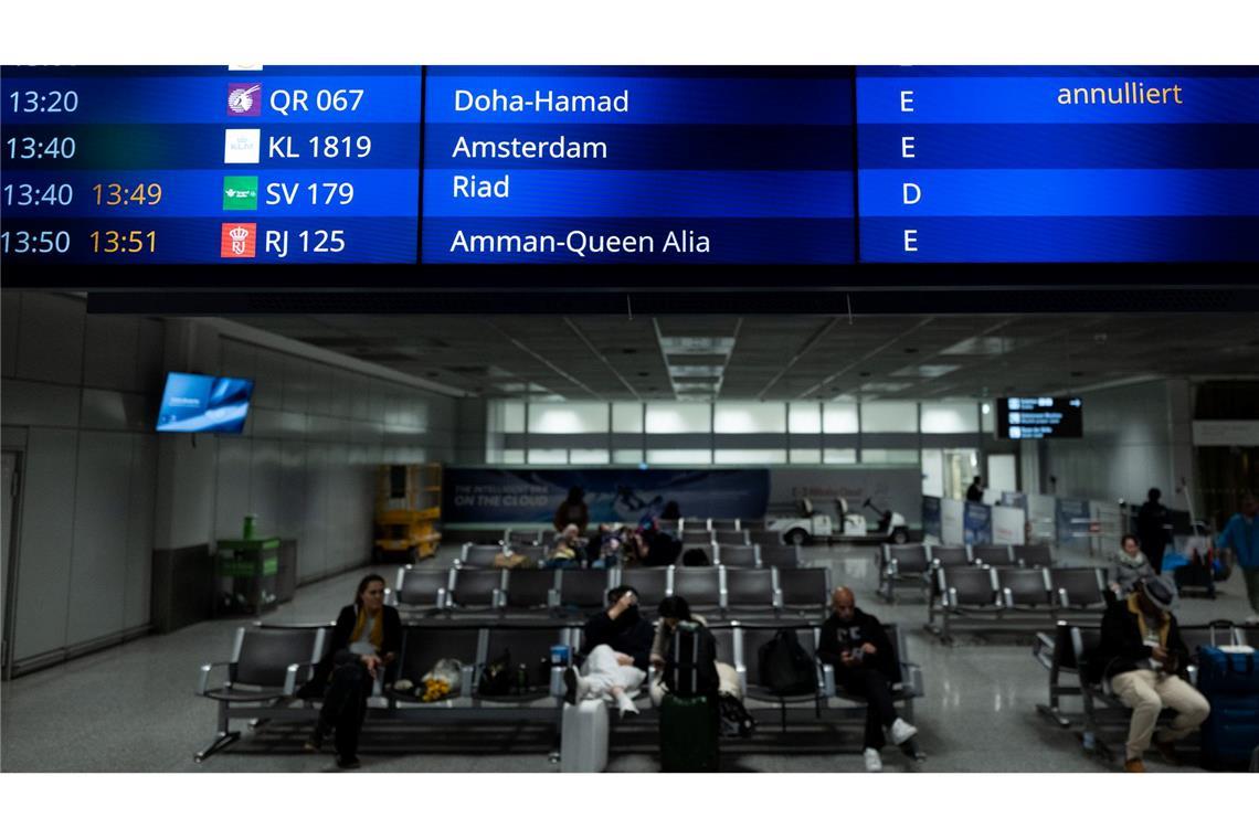 Vielerorts fallen zahlreiche Flüge aus, weil große Drehkreuze in der Golfregion nicht angeflogen werden können – so auch hier in Frankfurt.