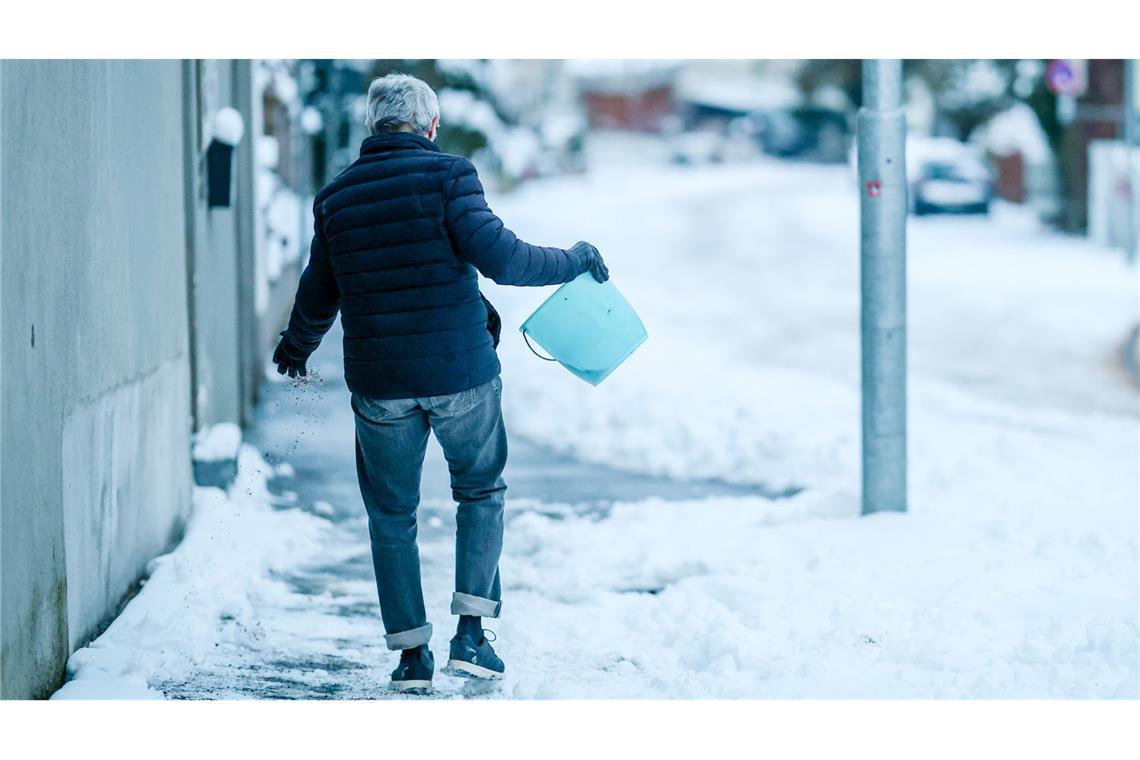 Vielerorts wird am Dienstagmorgen gestreut.