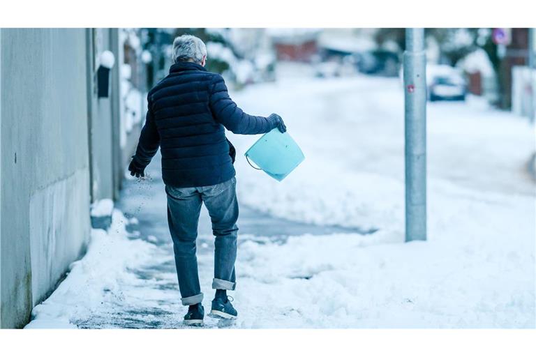 Vielerorts wird am Dienstagmorgen gestreut.