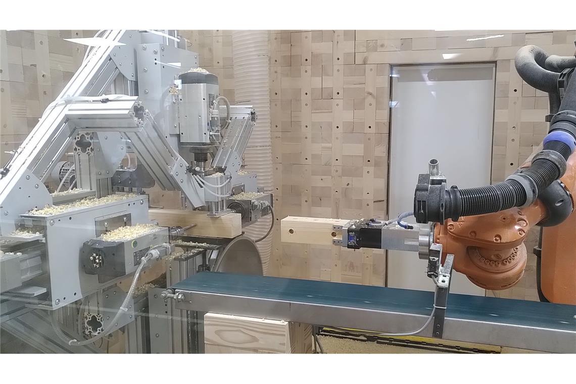 Dieses Haus mauern Maurer mit Schadholz Vieles ist hier automatisiert. Es gibt inzwischen sogar eine mobile Produktionszelle, die theoretisch überall Briqs herstellen kann.