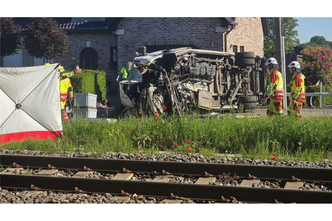 "Ein rabenschwarzer Tag": Zug prallt in Belgien in Schulbus