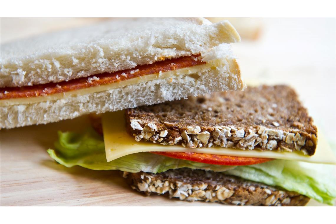 Essen gehen immer teurer: Deutschland isst Stulle Vielfalt bei belegtem Brot: zwischen Vollkornbrot mit Käse und Salat und Toast mit Wurst und Käse. (Symbolbild)