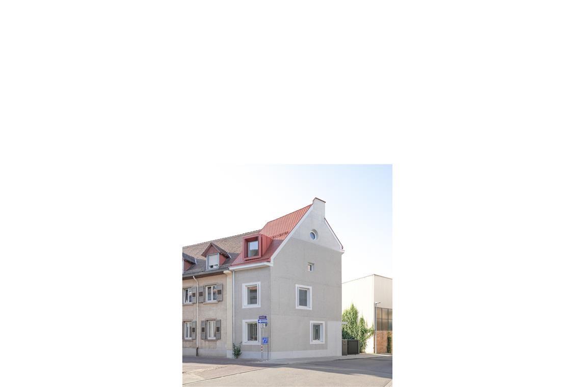 Vom einstigen Lost Place zum preiswürdigen Wohnhaus Vier Belobigungen gab es außerdem. Eine davon ging an das „Haus 4080“ in Karlsruhe von Linking Architecture aus Karlsruhe. Bauherrschaft: Alexander Scheidel und Ulrike Fischer, ebenfalls aus Karlsruhe. Das kleine Wohnhaus entstand auf einem Restgrundstück, das nur als Parkplatz genutzt wurde. Auf einer 80 Quadratmetern ist ein Haus mit 103 Quadratmetern Wohnfläche für eine Familie entstanden.