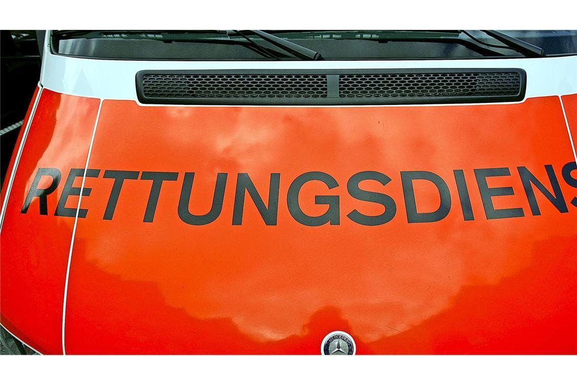 Einsatzfahrzeuge bei Rettungsdienst brennen Vier Fahrzeuge des Rettungsdienstes brannten. (Symbobild)
