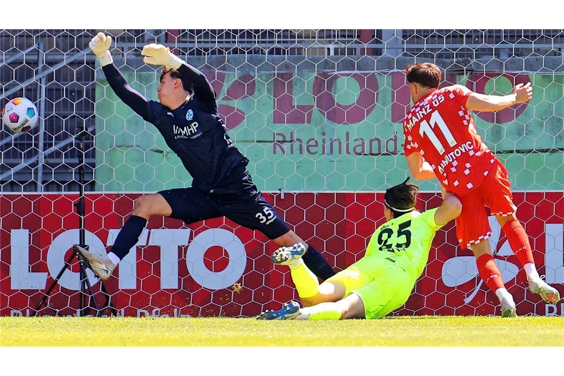 „Es war zum Schämen“ – Kickers-Fans toben nach Lustlos-Auftritt Vier Mal musste Kickers-Torwart Leon Neaime hinter sich greifen.
