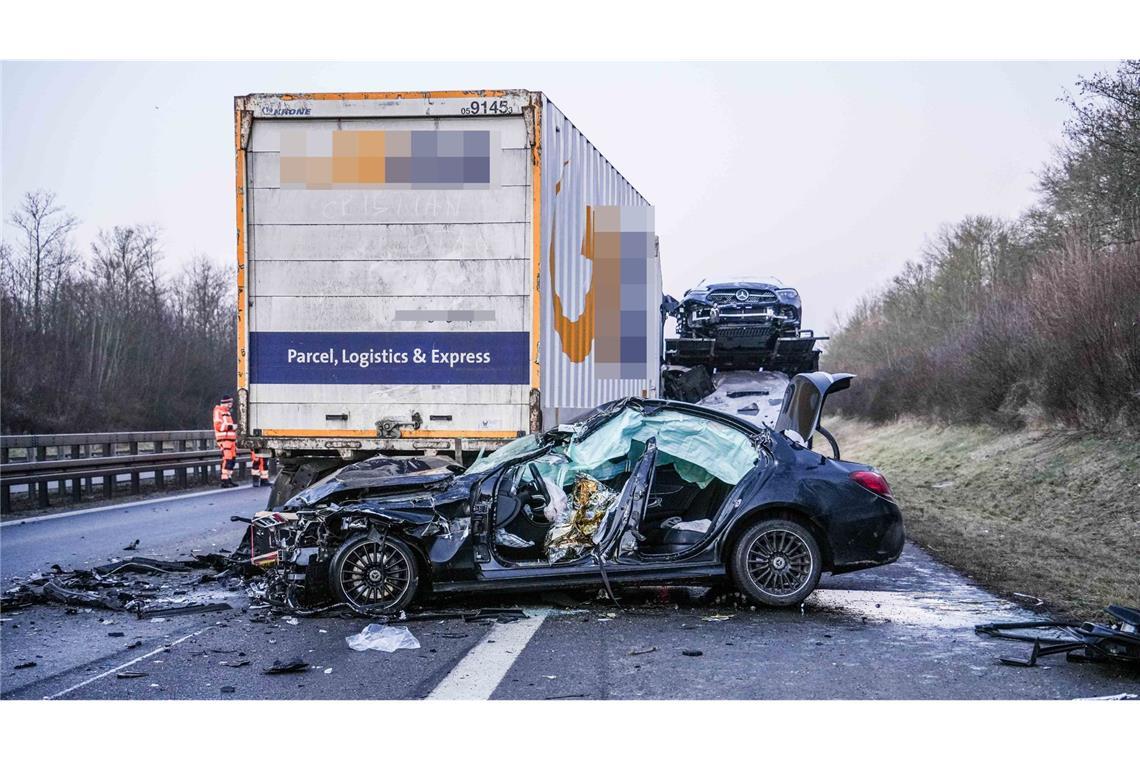 Autobahn mehrere Stunden lang gesperrt Vier Menschen sind bei einem Unfall auf der Autobahn 81 bei Herrenberg verletzt worden, drei von ihnen schwer.