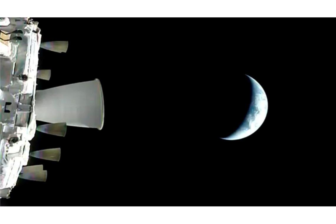 Vier Menschen sind mit "Orion" auf dem Weg in Richtung Mond.