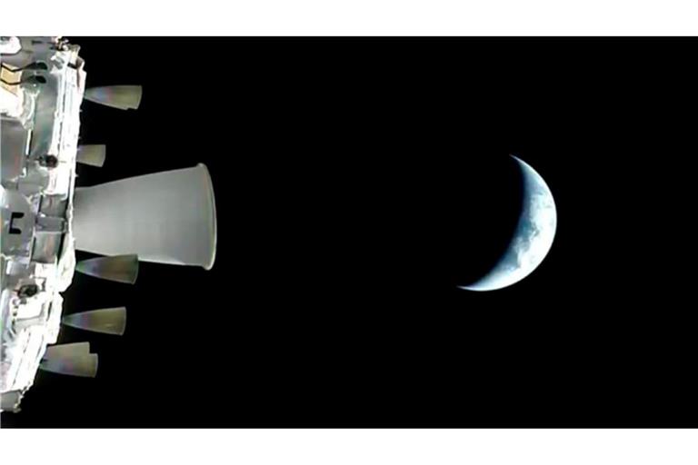 Vier Menschen sind mit "Orion" auf dem Weg in Richtung Mond.