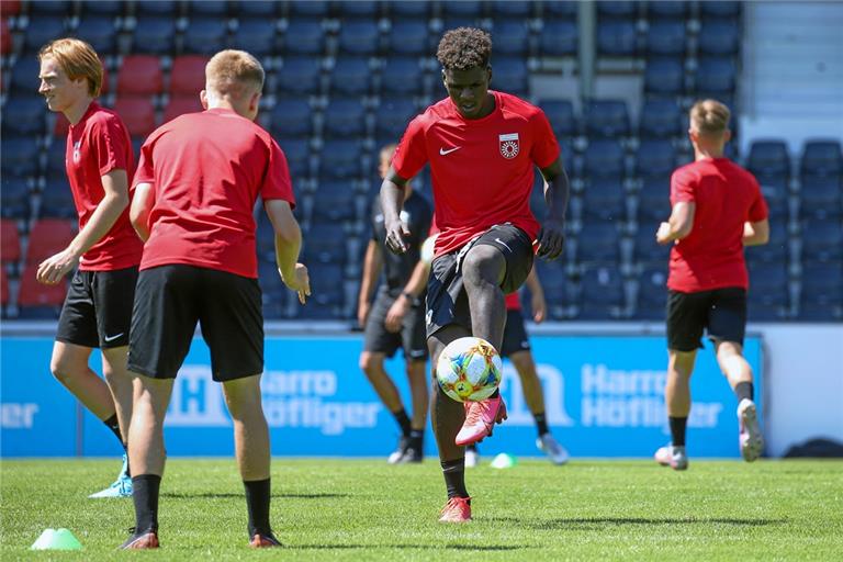 Vier Neue waren beim gestrigen Trainingsauftakt der SG Sonnenhof Großaspach am Ball, einer davon ist Andrew Owusu.Foto: A. Becher