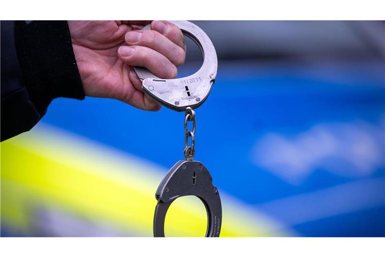 Messerangriff auf Parkplatz – Vier Festnahmen Vier Verdächtige wurden festgenommen. (Symbolbild)