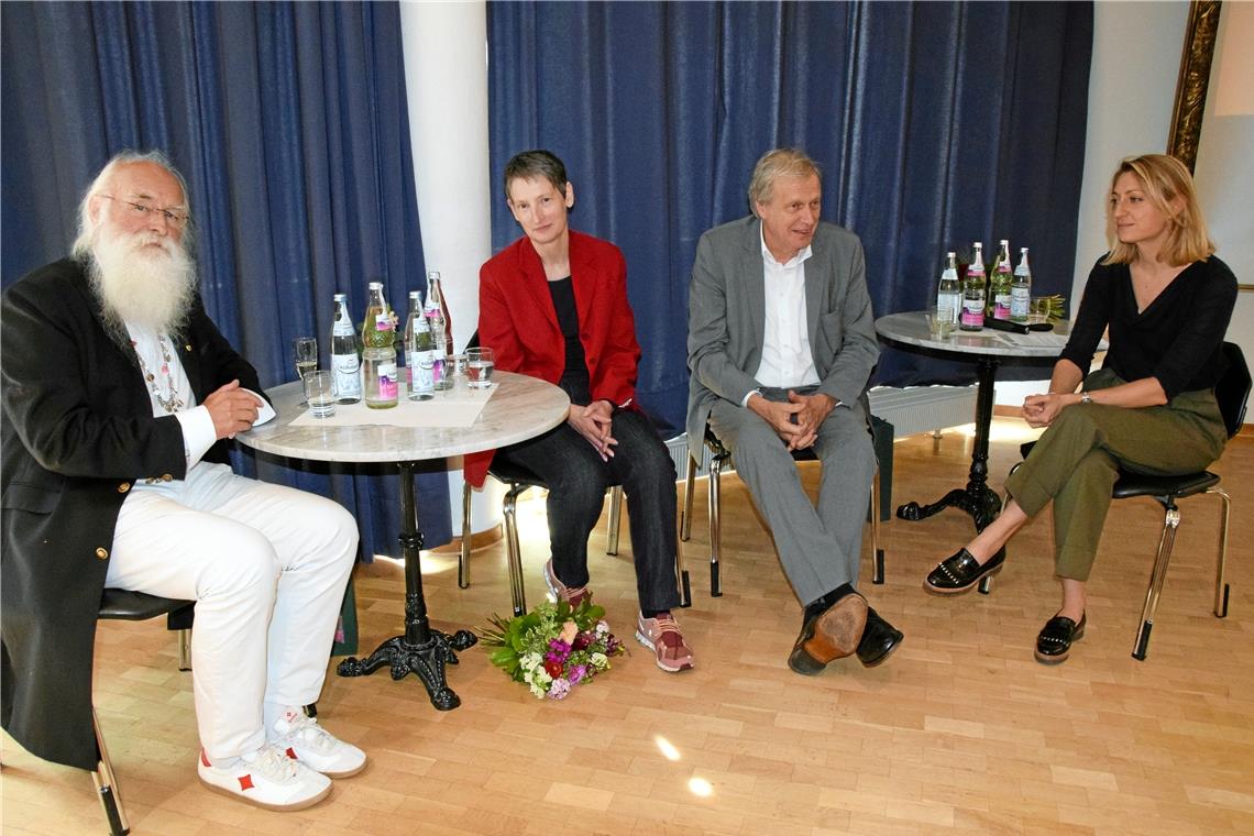„Nägele entzieht sich einer Einordnung“ Viererrunde mit (von links) Michael Klenk, Gabriele Rösch, Andreas Henn und Carolin Wurzbacher (Moderation), die bei der Matinee in der städtischen Kunstsammlung Murrhardt über die Einordnung von Reinhold Nägele innerhalb der Kunst und sein Leben sowie Werk sprechen. Foto: Elisabeth Klaper