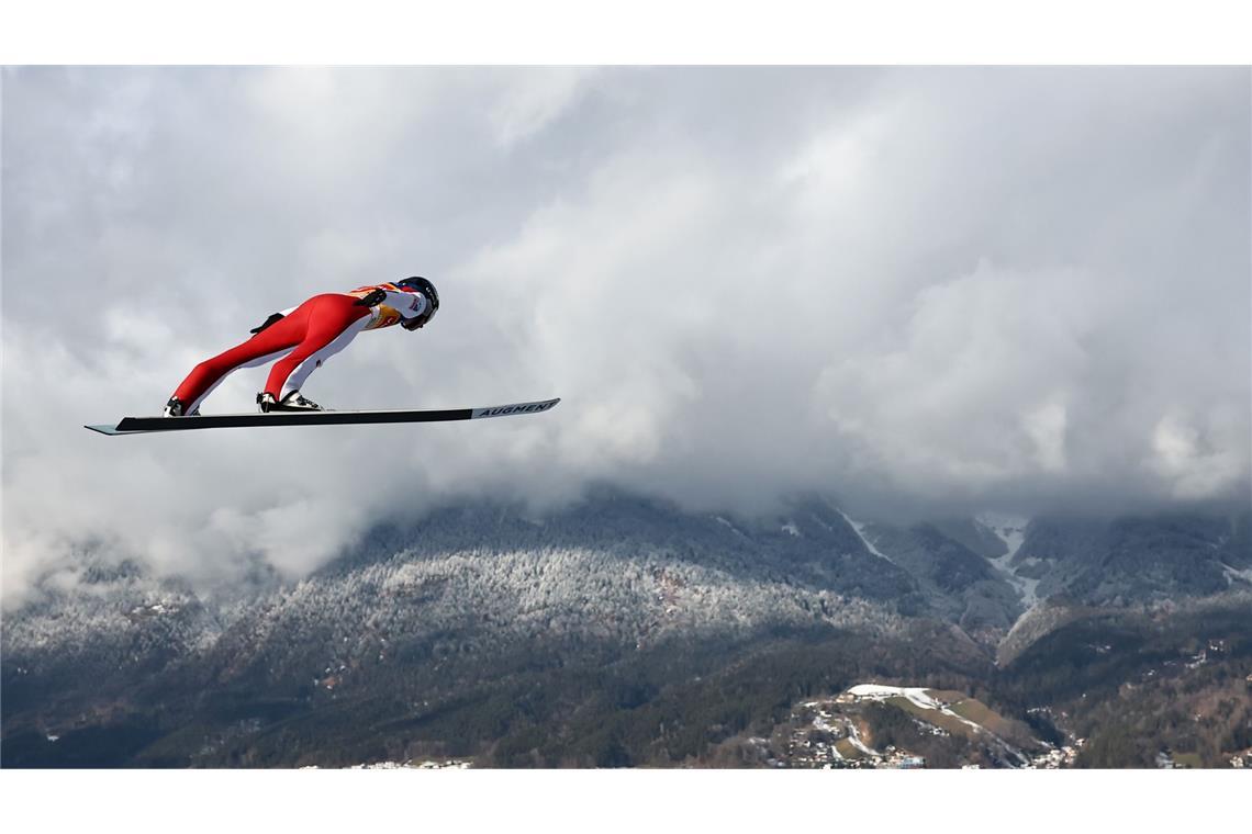 Bilder des Tages Vierschanzentournee: Österreichs Daniel Tschofenig springt über Innsbruck