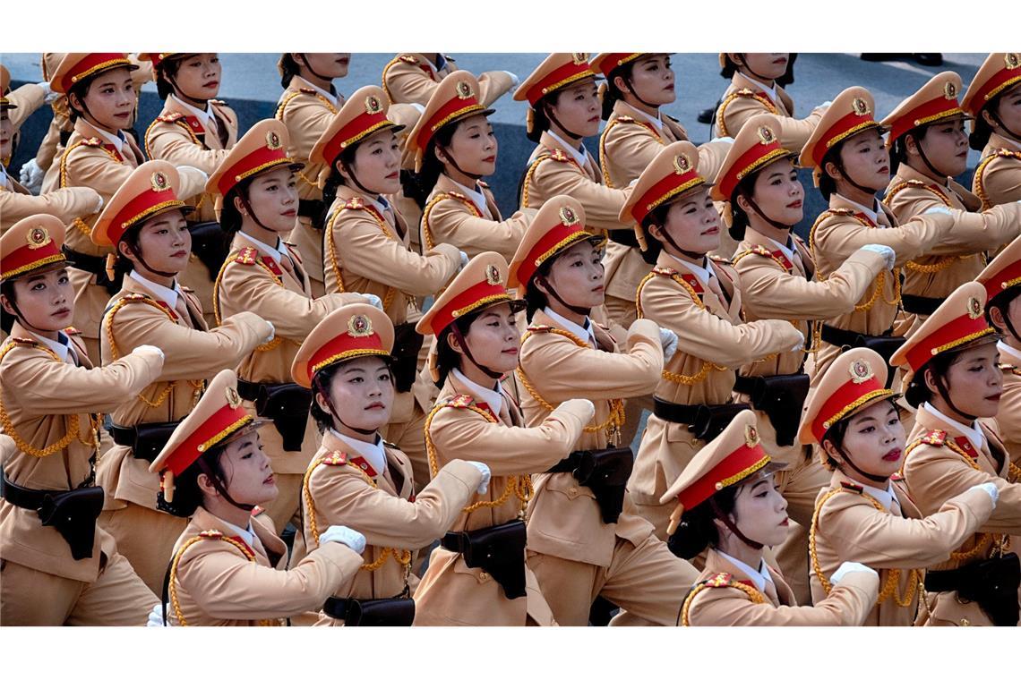 Vietnamesische Polizistinnen marschieren während einer Parade anlässlich des 50. Jahrestages des Endes des Vietnamkrieges.
