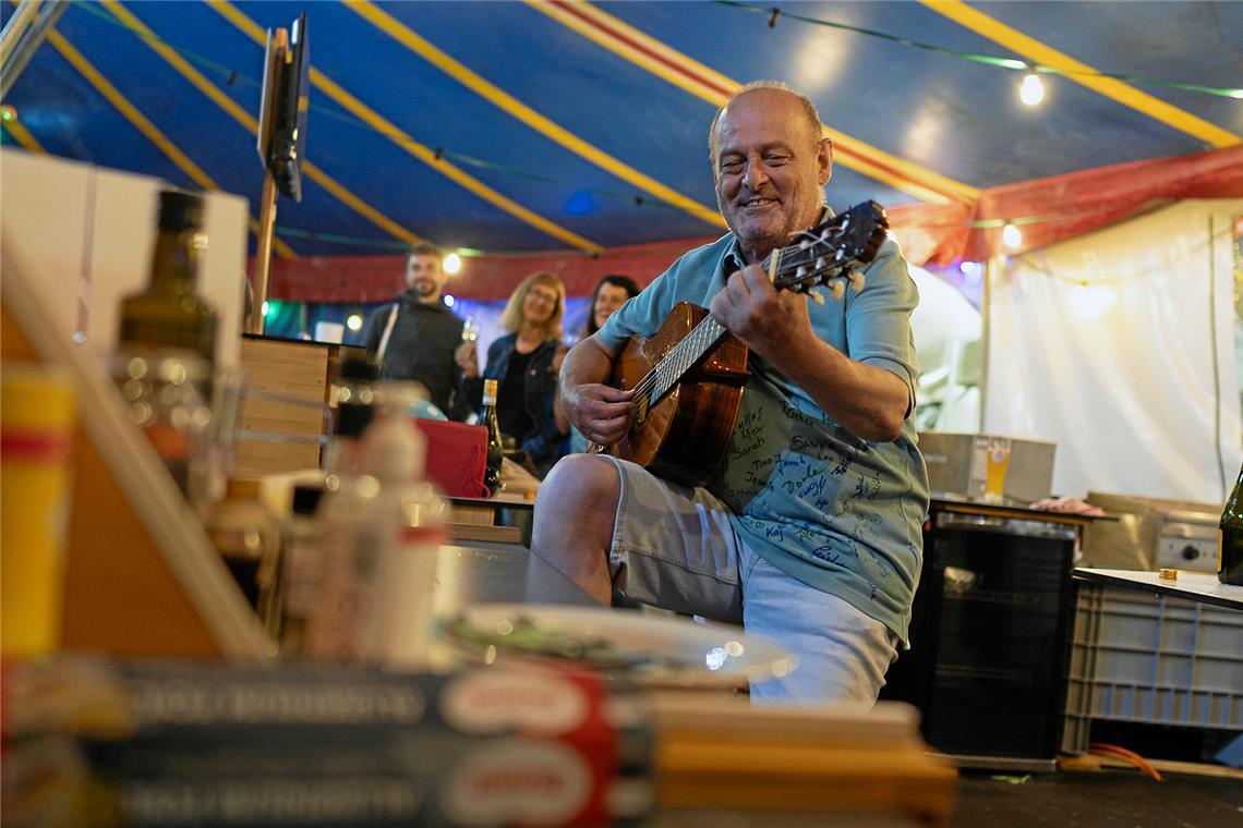 Genusshungrige kommen auf ihre Kosten Vila Pere zückt anlässlich seines Jubiläums, 25 Jahre beim Helferteam, die Gitarre.