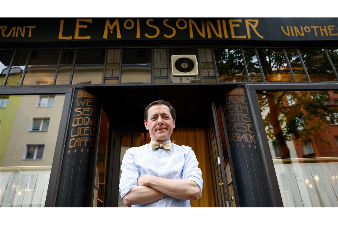 Handys vom Tisch! - So verhält man sich im Restaurant Vincent Moissonnier steht vor seinem Sterne-Bistro "Le Moissonnier", einem kleinen Stück Paris mitten in Köln.